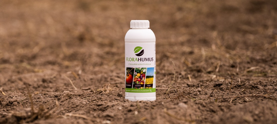 Litrowa butelka FLORAHUMUS w polu zapewnia użyźnienie gleby