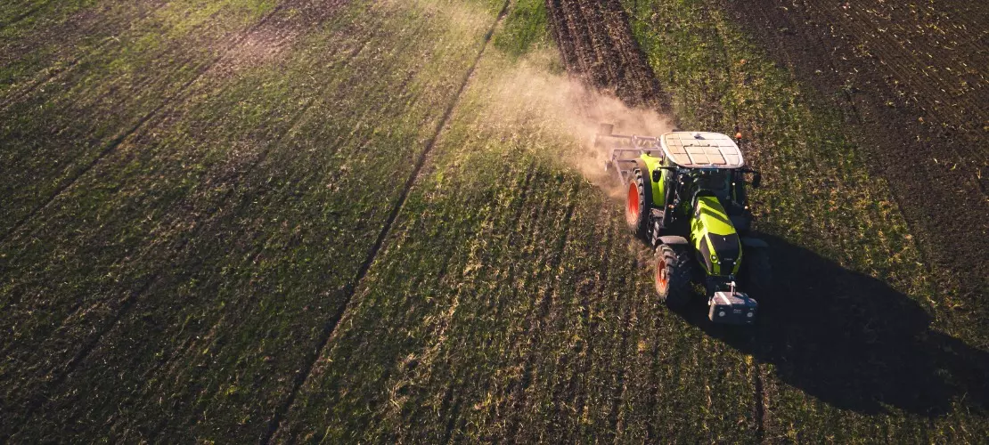 Traktor w polu, rolnictwo zmagające się z wysokimi cenami nawozów w 2022 roku